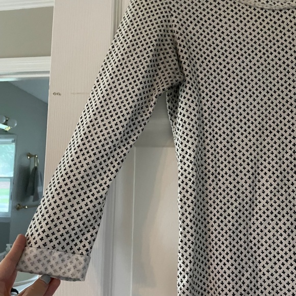 Black and white print lightweight blouse with slight coral thread on pocket XS - Picture 2 of 2